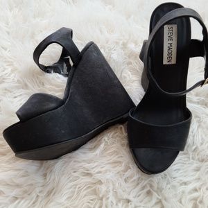 BLACK WEDGE SHOE